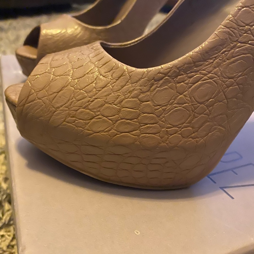 Heels - Picture 3 of 4